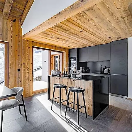 Unique Luxe Neuf Hotel 4*